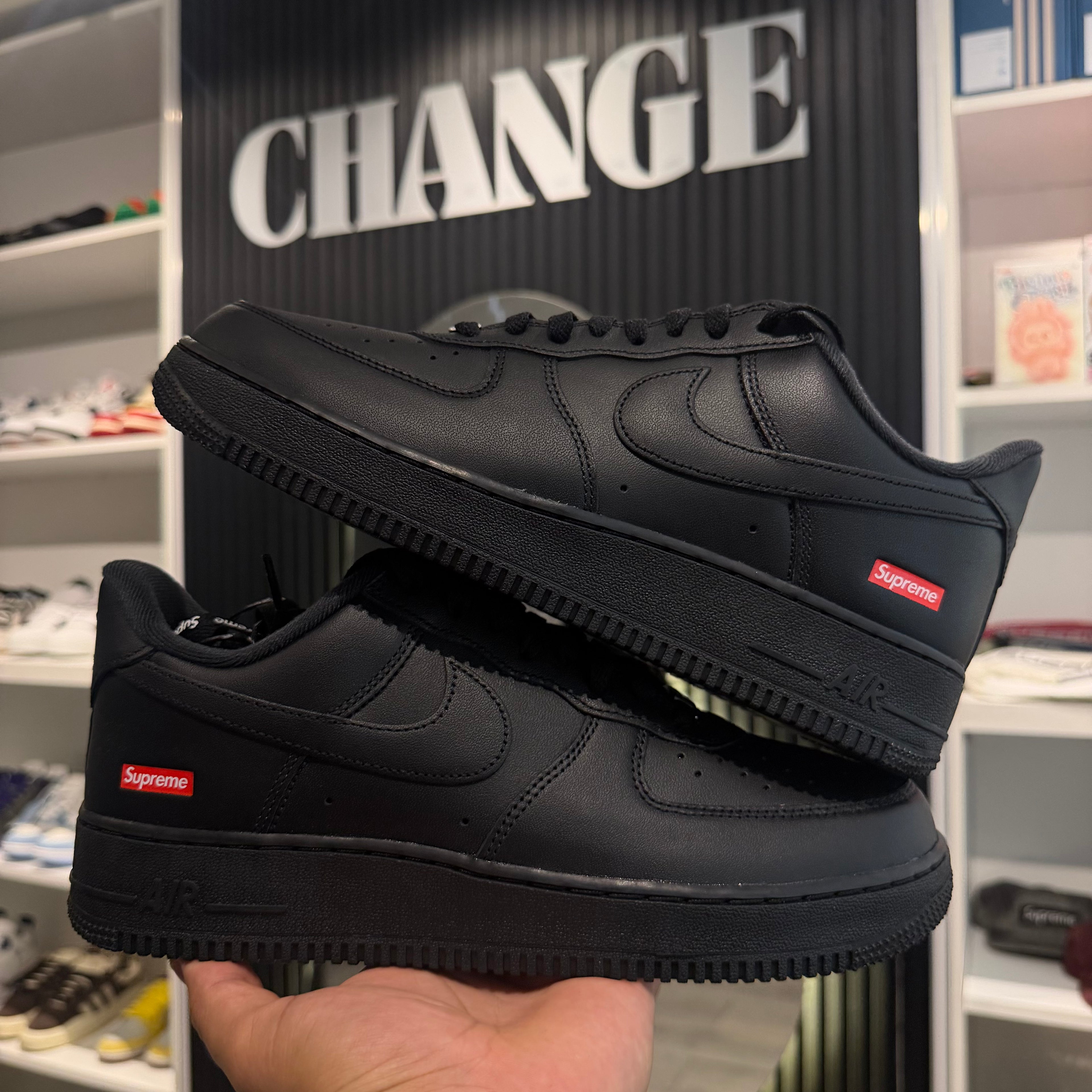NIKE AIR FORCE SUPREME NEGRAS
