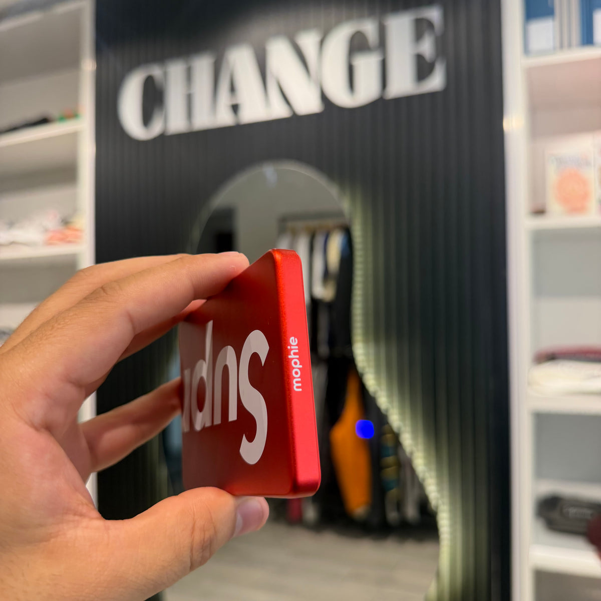 SUPREME MOPHIE POWERBANK ROJO